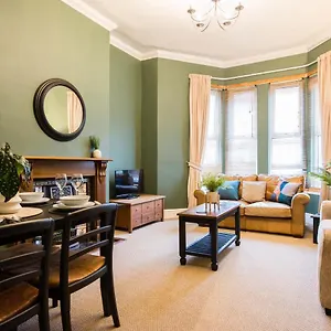  Apartment Stylish 2 Bed Apartment, 10 Min Walk To City Centre With Dedicated Parking Space